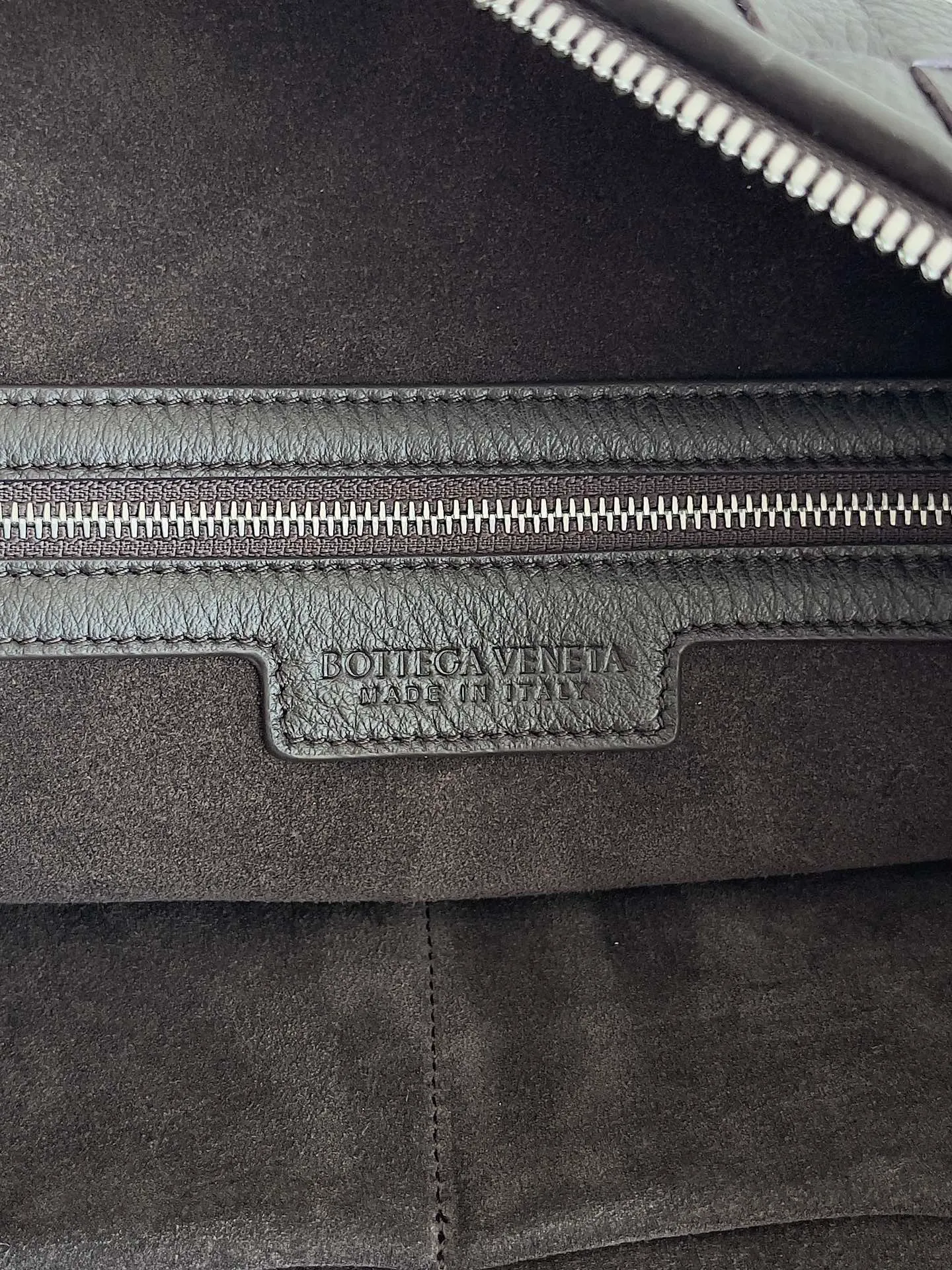 Batch 2800 BOTTEGA VENETA's new Traveler deerskin series is here! The travel season is coming soon, and I believe you must need a large-capacity and simple bag. This new Traveler is very in line with the current travel craze. The whole bag is designed with deerskin and is made of the highest quality leather. It feels tougher to the touch. The super large capacity is suitable for short trips. Traveling with friends and family does not require carrying heavy luggage. It is also very convenient for friends who often travel for work. You can carry two changes of clothes and a computer with you. It also comes with an adjustable shoulder strap to free your hands. Style number: 806974 Size: 44*33*9cm